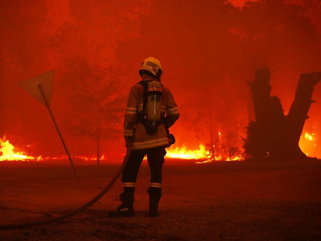 SUNDAY TELEGRAPH - 21/12/19Balmoral burns in south western Sydney as bushfires destroy homes in the area. Picture: Sam Ruttyn