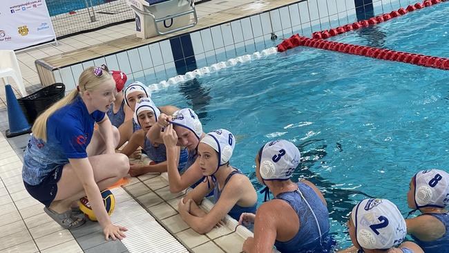 Polo Bears 14s coach and Qld Thunder rep Eve Gath delivers a quarter time talk.