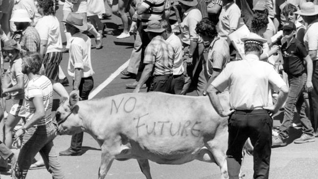 Victorian dairy farmers march up Bourke St towards Parliament House in 1985.