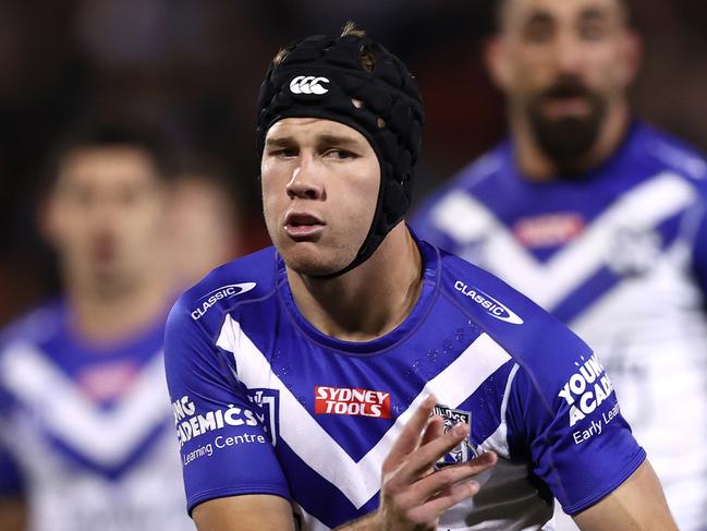 PENRITH, AUSTRALIA - JUNE 03:  Matt Burton of the Bulldogs offloads the ball during the round 13 NRL match between the Penrith Panthers and the Canterbury Bulldogs at BlueBet Stadium on June 03, 2022, in Penrith, Australia. (Photo by Matt King/Getty Images)