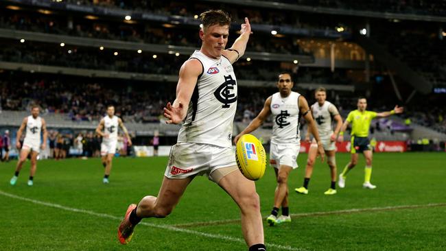 Jack Newnes lines up for his after-the-siren match-winner against the Dockers in 2020, as his teammates watch. Picture: Getty Images