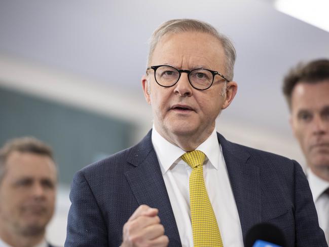 SYDNEY, AUSTRALIA - NewsWire- Tuesday, 4 March 2025:The Prime Minister, Anthony Albanese, pictured in Sydney today with the New South Wales Premier Chris Minns, Minister Jason Clare and Minister Prue Car  holding a press conference at Carlton South primary School.Picture: NewsWire / Monique Harmer