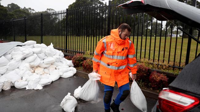 SES Bankstown volunteer Elias Habib loads sandbags into a car in Bass Hill. Picture: Damian Shaw