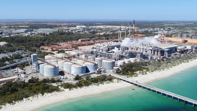 Alcoa confirms it will shut its ageing Kwinana refinery, with the loss of 700 jobs.