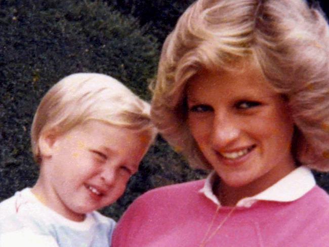 An undated handout picture released on July 22, 2017 by Kensington Palace from the personal photo album of the late Diana, Princess of Wales shows her holding Prince William while pregnant with Prince Harry at an undisclosed location. Britain's Prince William and Prince Harry have revealed they talked to their mother, Lady Diana, on the day she died and that the "short" conversation now weighs "heavily" on their mind. / AFP PHOTO / KENSINGTON PALACE / The Duke of Cambridge and Prince / RESTRICTED TO EDITORIAL USE -  NO USE ON THE FRONT COVER OF ANY UK OR INTERNATIONAL MAGAZINES -  MANDATORY CREDIT "AFP PHOTO / DUKE OF CAMBRIDGE AND PRINCE HARRY / KENSINGTON PALACE" - NO MARKETING NO ADVERTISING CAMPAIGNS - DISTRIBUTED AS A SERVICE TO CLIENTS - NO ARCHIVES - NO SALES - NO USE AFTER JULY 31, 2017    /