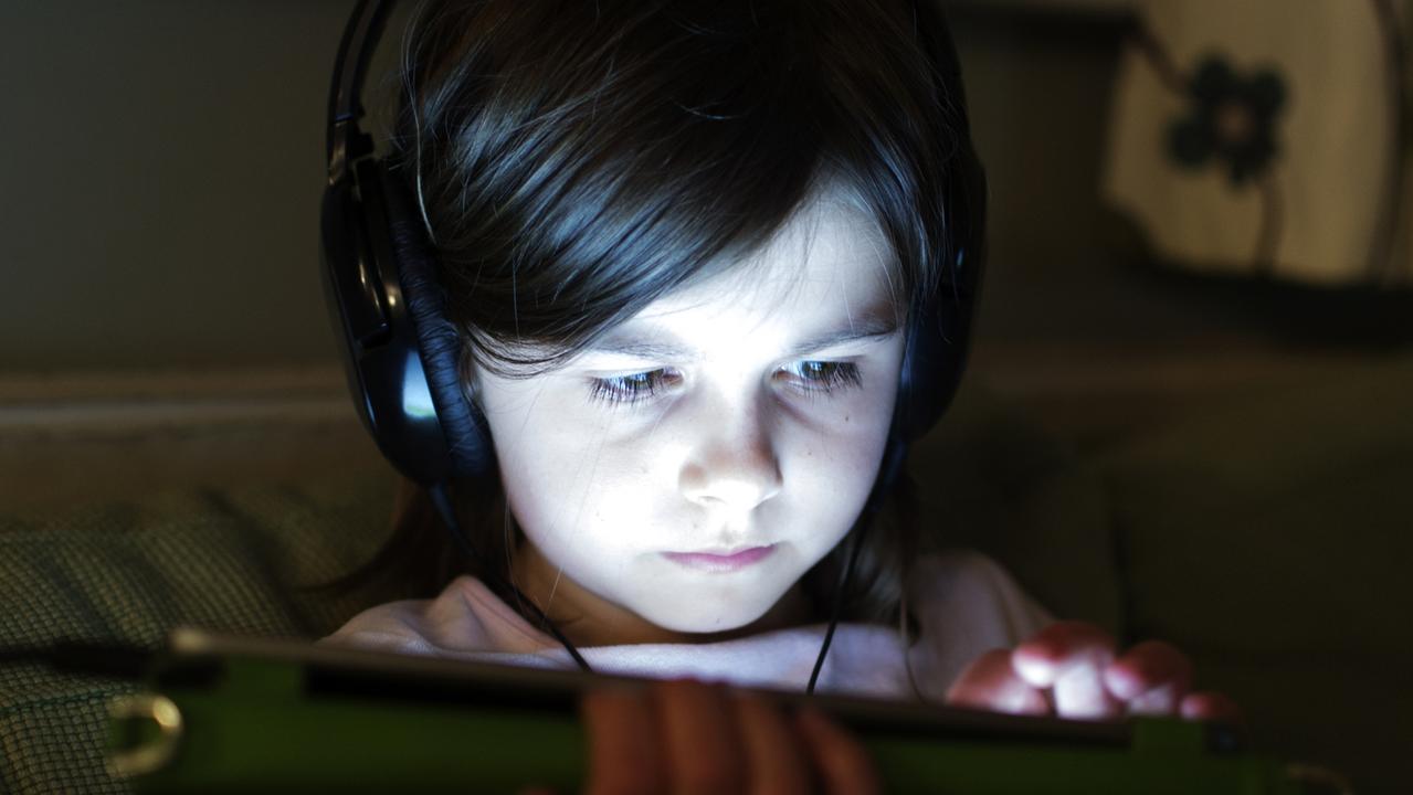 children-spend-too-much-time-on-electronic-screens-study-reveals