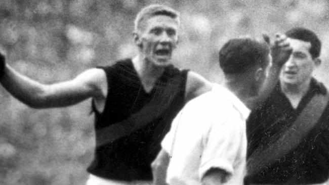 Essendon's Ian Shelton and umpire Bob Nunn exchange words during the 1962 semi-final.