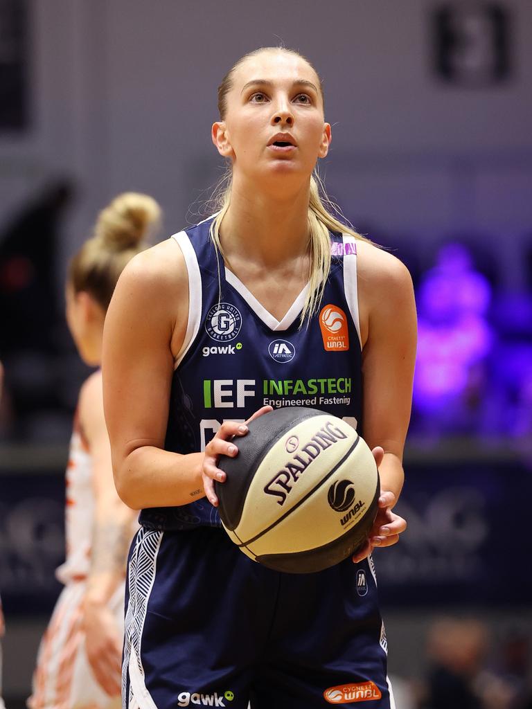 GEELONG, AUSTRALIA - OCTOBER 30: Jazmin Shelley of Geelong United shoots during the round one WNBL match between Geelong United and Townsville Fire at The Geelong Arena, on October 30, 2024, in Geelong, Australia. (Photo by Kelly Defina/Getty Images)