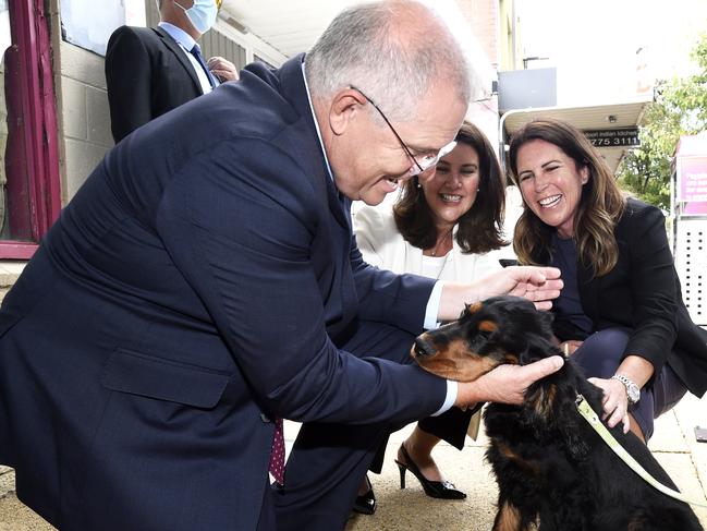 MELBOURNE, AUSTRALIA - NewsWire Photos FEBRUARY 4, 2022: Prime Minister Scott Morrison meets locals while touring at Mount Eliza, south of Melbourne. Picture: NCA NewsWire / Andrew Henshaw