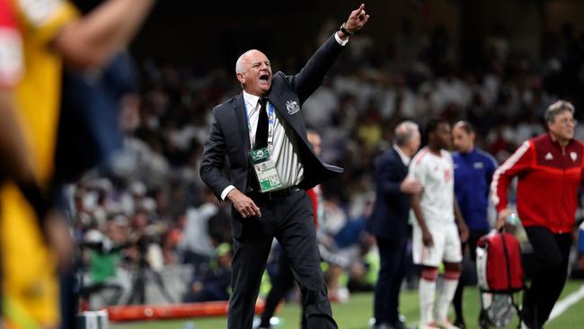 Australia's coach Graham Arnold speaks to his players during the 2019 AFC Asian Cup quarter-final football match between UAE and Australia at Hazaa bin Zayed Stadium in Al-Ain on January 25, 2019. (Photo by Karim Sahib / AFP)