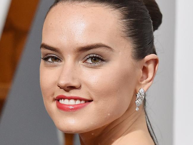 HOLLYWOOD, CA - FEBRUARY 28: Actress Daisy Ridley attends the 88th Annual Academy Awards at Hollywood & Highland Center on February 28, 2016 in Hollywood, California. Kevork Djansezian/Getty Images/AFP == FOR NEWSPAPERS, INTERNET, TELCOS & TELEVISION USE ONLY ==