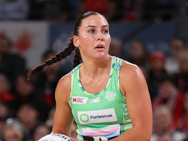 SYDNEY, AUSTRALIA - MAY 05: Kelsey Browne of the Fever looks to pass during the round four Super Netball match between NSW Swifts and West Coast Fever at Ken Rosewall Arena on May 05, 2024 in Sydney, Australia. (Photo by Jason McCawley/Getty Images)