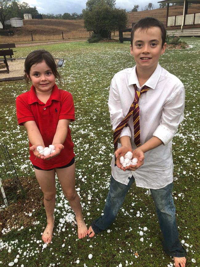 SOCIAL MEDIA IMAGE DISCUSS USE WITH YOUR EDITOR – Bronte and Mitch Payne collecting hail in their garden after the storm. (Supplied: Trudie Payne)