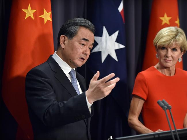 Chinese Foreign Minister Wang Yi (L) speaks during a press conference with Australian Foreign Minister Julie Bishop (R) at Parliament House in Canberra on February 7, 2017. / AFP PHOTO / MARK GRAHAM
