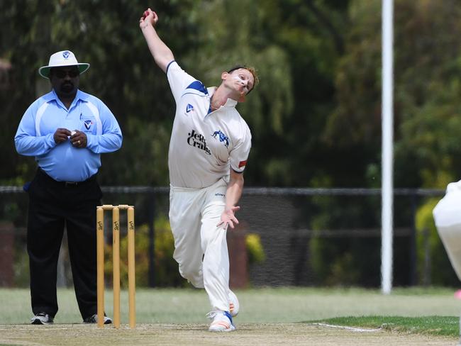 Alex Deuchar bowling for Mount Waverley.