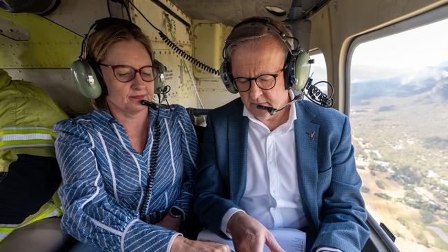 29-12-2024 Prime Minister Anthony Albanese and Victorian  Premier Jacinta Allan   in Horsham to tour the fire area of the Grampians bushfire. They are pictured on a helicopter tour of the fire zone. Picture - PMO