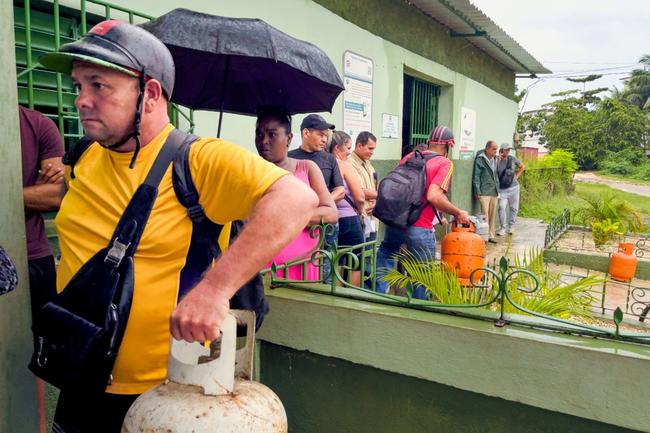 People line up to fill liquefied gas tanks in Matanzas, Cuba during a nationwide blackout on October 18, 2024