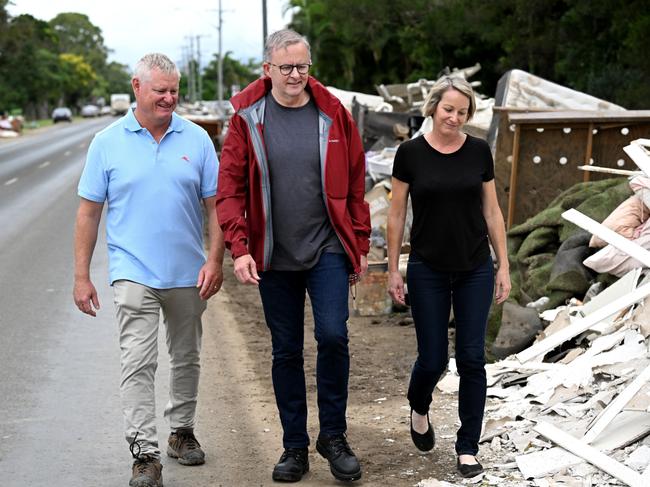 Anthony Albanese (centre) talks to Murwillumbah residents Brett and Leanne Bugg. Picture: Dan Peled/Getty Images