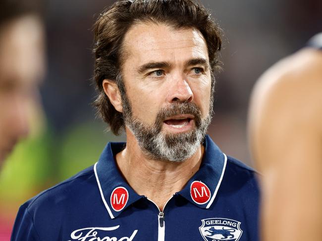 GEELONG, AUSTRALIA - FEBRUARY 25: Chris Scott, Senior Coach of the Cats addresses his players during the 2025 AFL AAMI Community Series match between the Geelong Cats and the Essendon Bombers at GMHBA Stadium on February 25, 2025 in Geelong, Australia. (Photo by Michael Willson/AFL Photos via Getty Images)