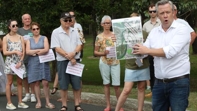 Division 4 councillor Cameron Caldwell addressing a meeting of residents at Lakefield Cres on Monday. Picture: Glenn Hampson.