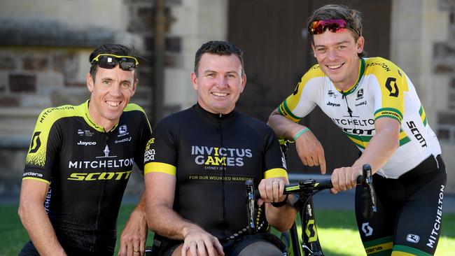 15/1/18 - Mitchelton-Scott riders Mathew Hayman and Alex Edmondson with Garry Robinson, a cyclist from the Invictus Games. Photo Naomi Jellicoe