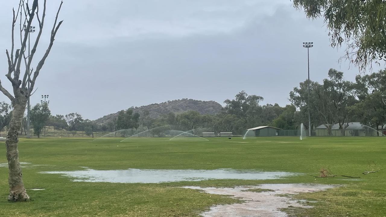 A ‘flood advice’ notice has been issued for a Red Centre town after a night of rain has led to river levels increasing. Picture: Gera Kazakov