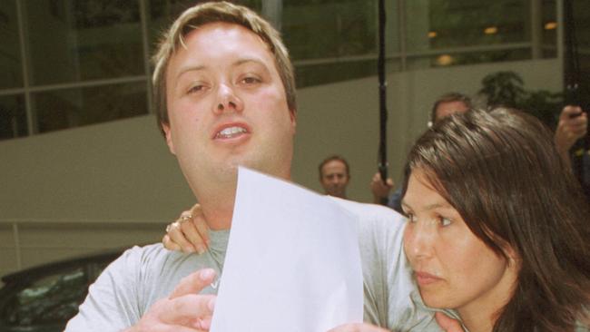 Williams and Roberta outside court in 2003.