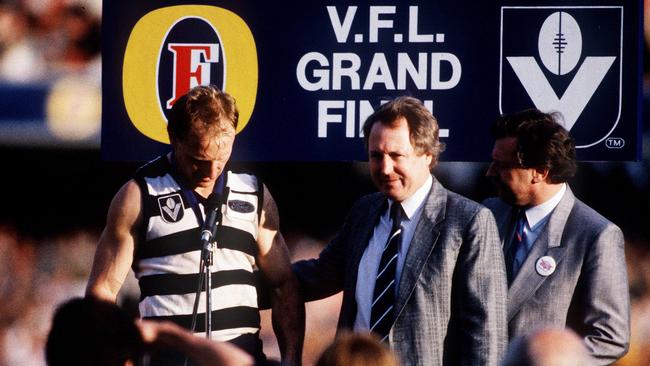 Gary Ablett accepts the Norm Smith Medal from Bill Goggin after kicking nine goals in the 1989 Grand Final.