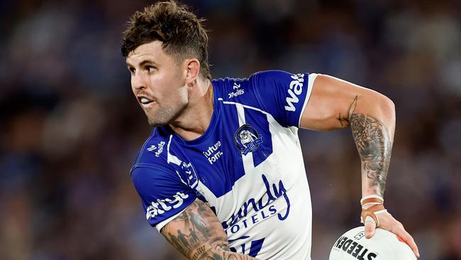 SYDNEY, AUSTRALIA - APRIL 06: Toby Sexton of the Bulldogs runs the ball to a team mate during the round five NRL match between Canterbury Bulldogs and Newcastle Knights at Accor Stadium, on April 06, 2025, in Sydney, Australia. (Photo by Brendon Thorne/Getty Images)
