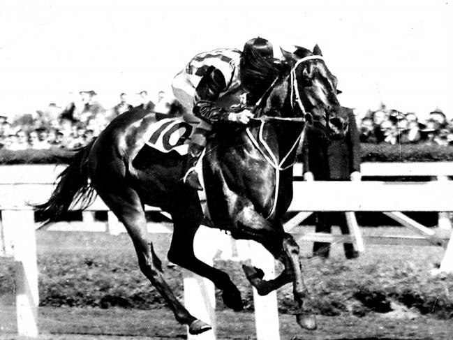 Tulloch ridden by jockey Neville Sellwood winning the 1957 Caulfield Cup.