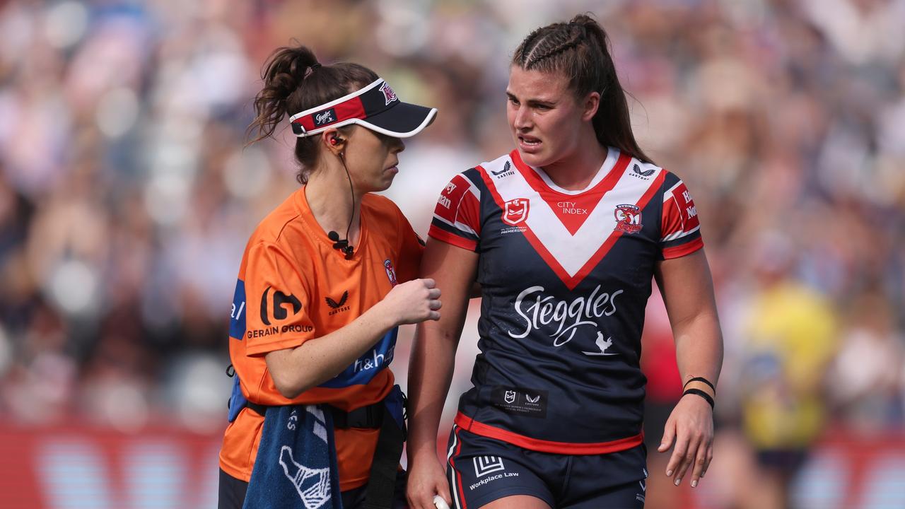 GOSFORD, AUSTRALIA - SEPTEMBER 03: Jessica Sergis of the Roosters leaves the field with a potential injury during the round seven NRLW match between Sydney Roosters and Parramatta Eels at Industree Group Stadium, on September 03, 2023, in Gosford, Australia. (Photo by Scott Gardiner/Getty Images)