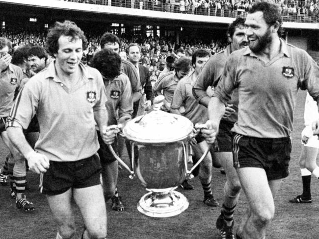 JULY 28, 1979 : Wallabies Paul McLean (L) and Mark Loane lead teammates on lap of SCG in Sydney with Bledisloe Cup trophy after Australia defeated New Zealand's All Blacks to retain title. Pic Ian Mainsbridge.HistoricalRugby Union