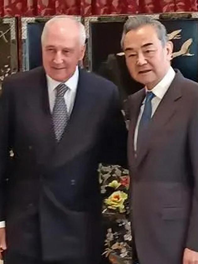 Paul Keating with Wang Yi.