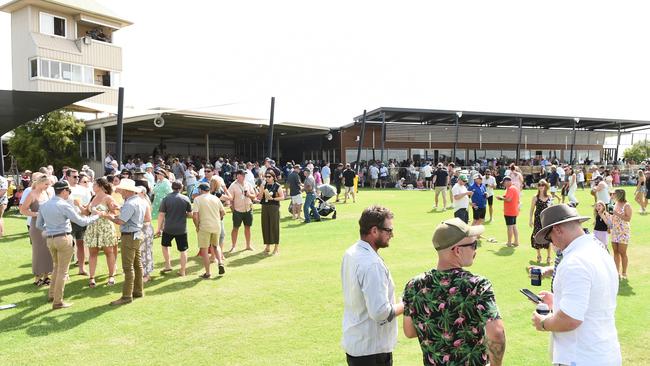 The sun shines on race goers at Moama Bowling Club Echuca Cup. Picture: David Smith