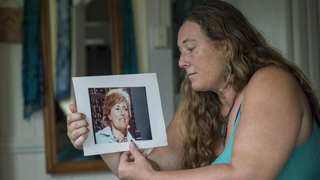 Shanelle Dawson holding a picture of her mother earlier this year. Picture: John Wilson