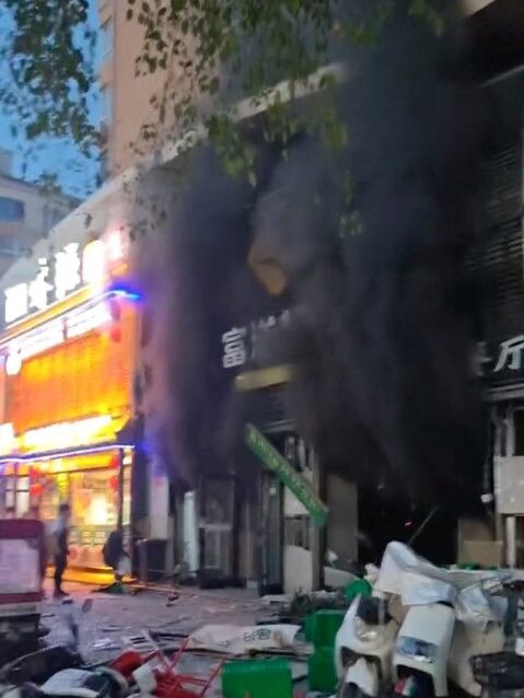 Footage showed smoke billowing from the building. Picture: Weibo.