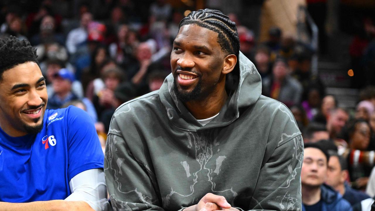 Joel Embiid on the bench. Photo by Jason Miller / GETTY IMAGES NORTH AMERICA / Getty Images via AFP)