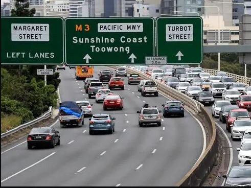 Highway traffic south of Brisbane has come to a standstill Wensday morning following a multi-vehicle crash on the M1.