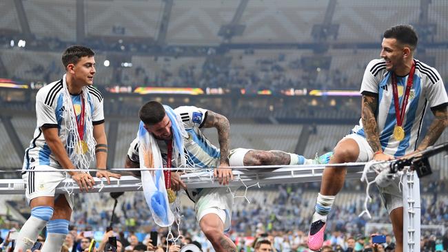 Paulo Dybala, Rodrigo De Paul and Leandro Paredes climb the net.