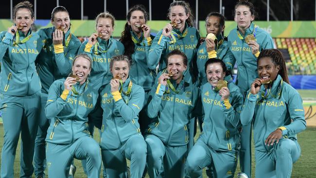 Gold medallists Australia celebrate after the women’s rugby sevens medal ceremony during the Rio 2016 Olympic Games (AFP PHOTO / PHILIPPE LOPEZ)