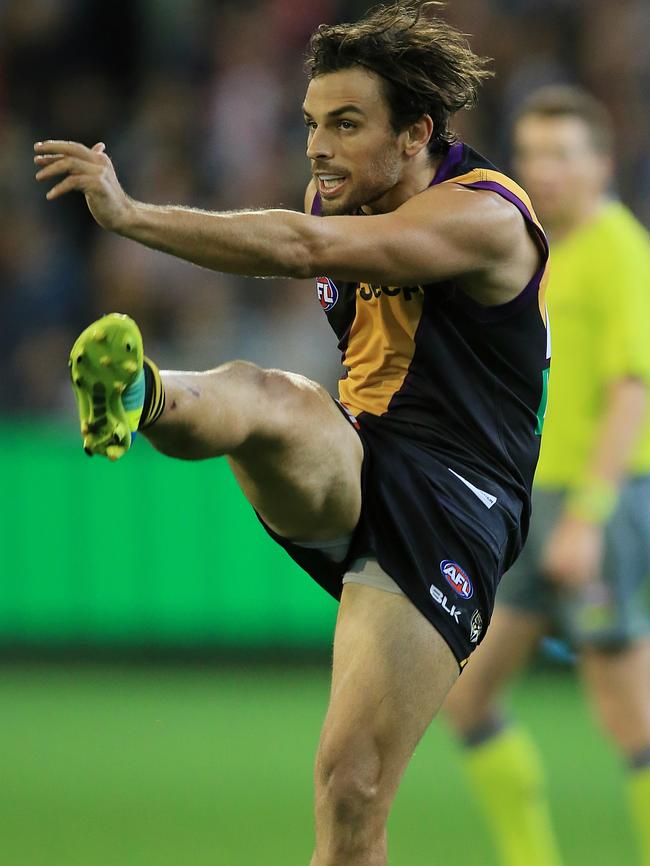 Sam Lloyd kicks for the win. Picture: Wayne Ludbey