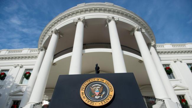 The Presidential Seal is seen on the podium prior to US President Donald Trump speaking about the passage of tax reform legislation on the South Lawn of the White House in Washington, DC, December 20, 2017. / AFP PHOTO / SAUL LOEB