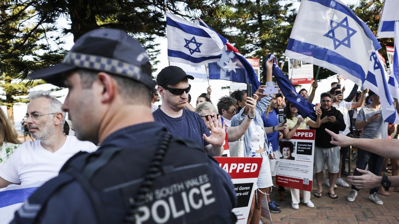 Police managed to keep the two groups separate as the Palestine motorcade made its way through Coogee. NCA NewsWire/ Dylan Robinson