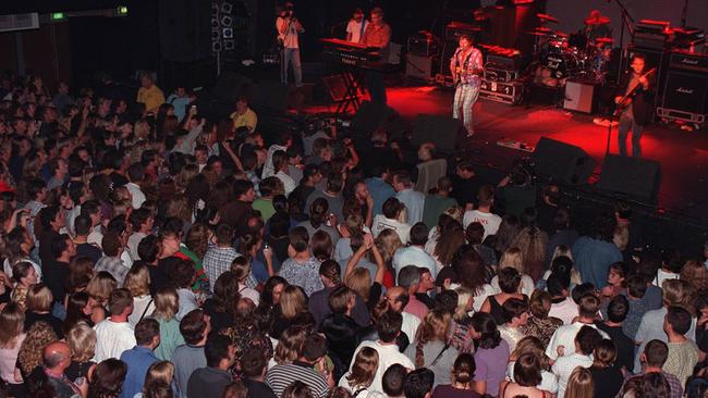 Crowds watching Mental As Anything during a benefit concert for Marc Hunter at Selinas at the Coogee Bay Hotel in the 1990s.