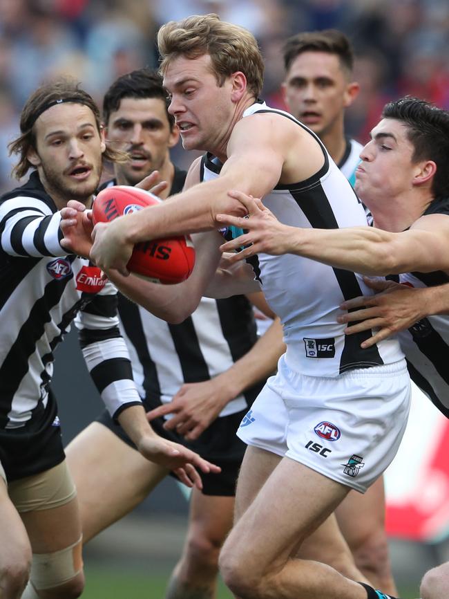 Jack Watts is caught in traffic against Collingwood. Picture: AAP Image/David Crosling