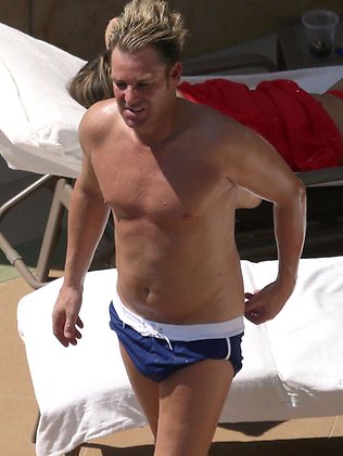 Shane Warne Shows His Support Of The Aussie Ashes Battle From The Pools