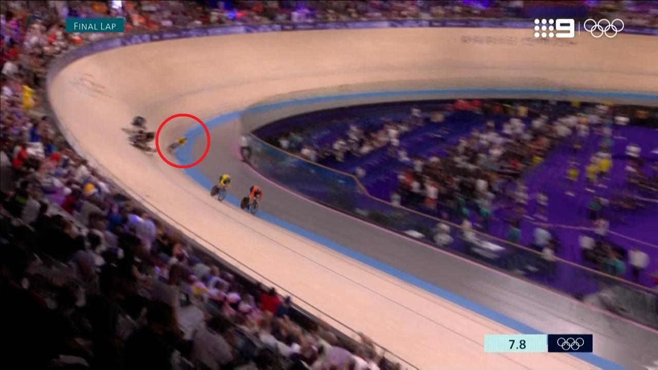 There was a crash late in the race and Glaetzer (circled) took advantage.