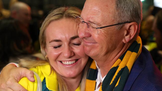 SYDNEY, AUSTRALIA - AUGUST 14: Ariarne Titmus hugs father Steve during the Australian Olympic Games athletes charter flight arrival at Sydney International Airport on August 14, 2024 in Sydney, Australia. (Photo by Jason McCawley/Getty Images)