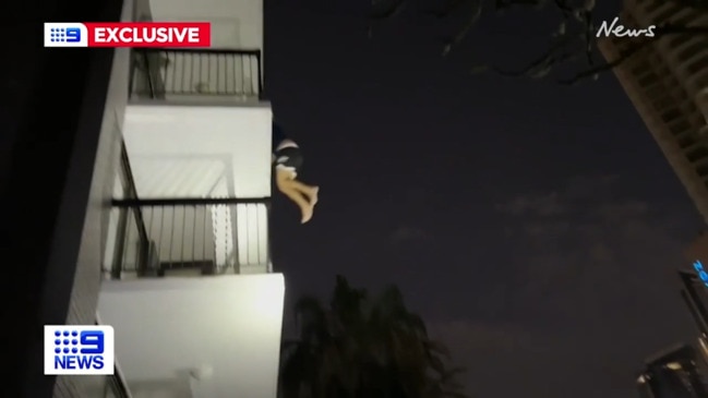 Man leaps off Gold Coast balcony during police chase (9News)