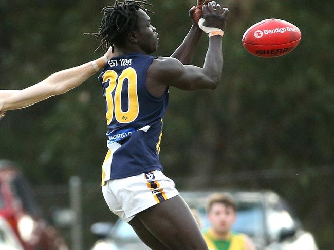 EFL Division 1 2022: Bayswater v Beaconsfield at Bayswater Oval: Jafar Ocaa of Beaconsfield attempts to mark on Saturday July 2, 2022, in Bayswater, Australia.Picture: Hamish Blair